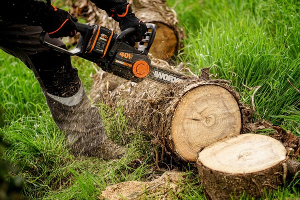 Chainsaws with internal combustion and battery powered engines